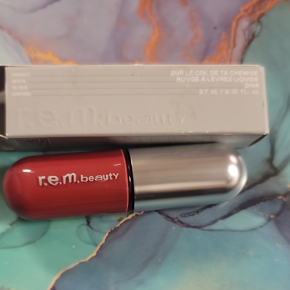 r.e.m. beauty Liquid Lipstick - Diva Red